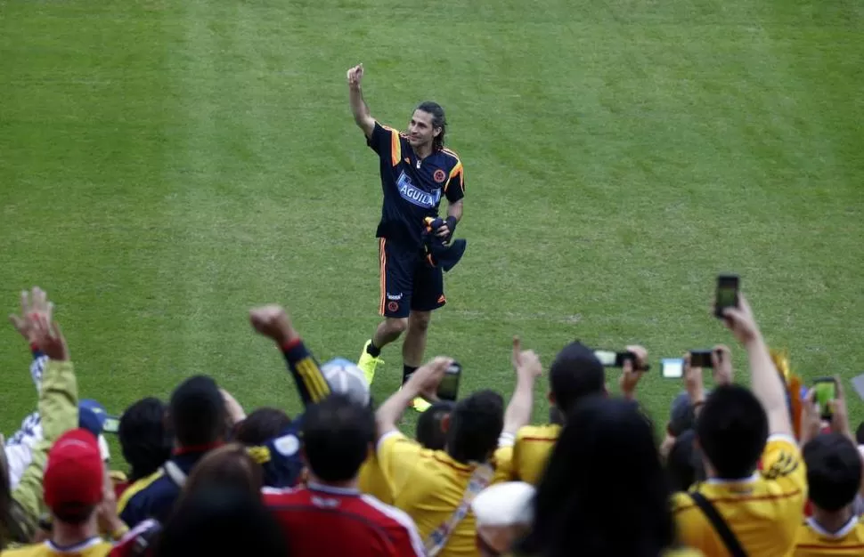 ACLAMADO. Yepes saluda al público durante una práctica en el predio de Cotia.  reuters