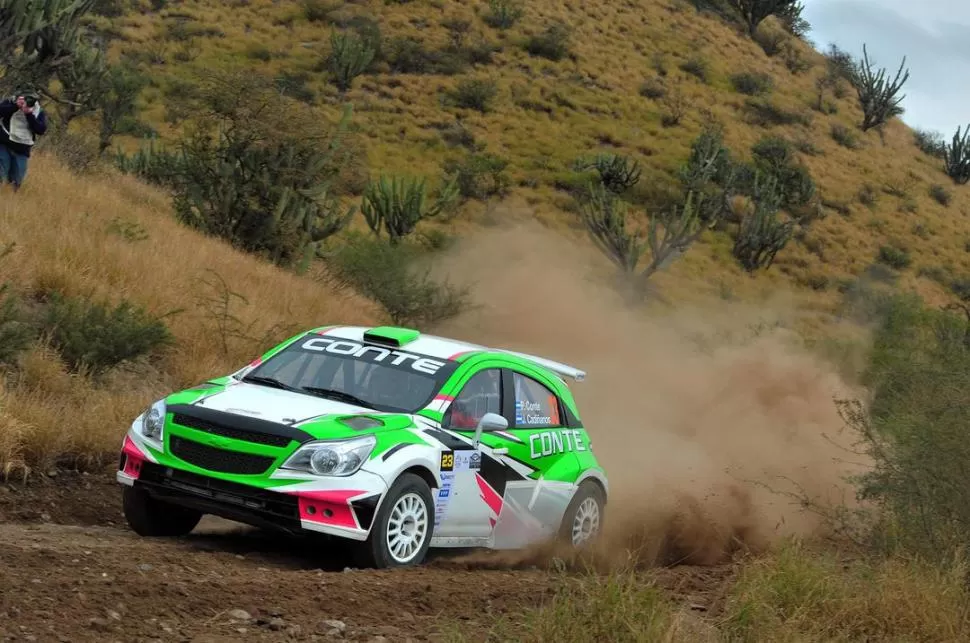 ENTRE CARDONES. Paulino Conte a toda marcha en el shakedown, con su Chevrolet Agile. El corredor de Arcadia vuelve al nacional, en compañía de Cadiñanos. GENTILEZA DE DIARIO RALLY