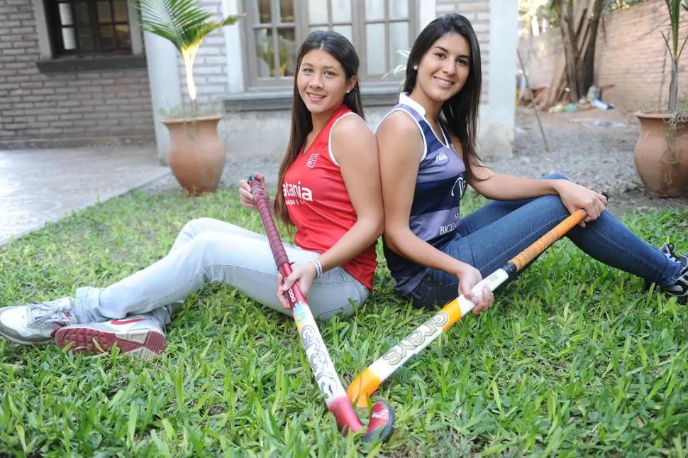 MUY COMPINCHES. A pesar de vestir distintos colores, Jimena (izquierda) y Emilse se respetan mutuamente y viven el hockey con la misma pasión, y en familia. LA GACETA / FOTOS DE HÉCTOR PERALTA