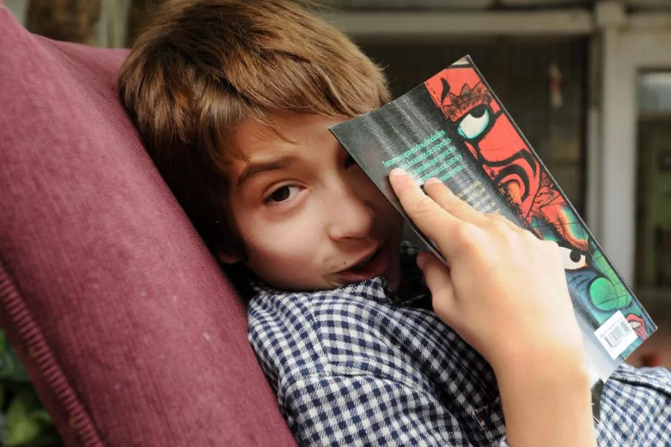 ENTRETENIDO. Tiziano está leyendo un libro que le regaló su mamá, sobre mitología japonesa; una temática difícil de conseguir en Tucumán. la gaceta / fotos de inés quinteros orio