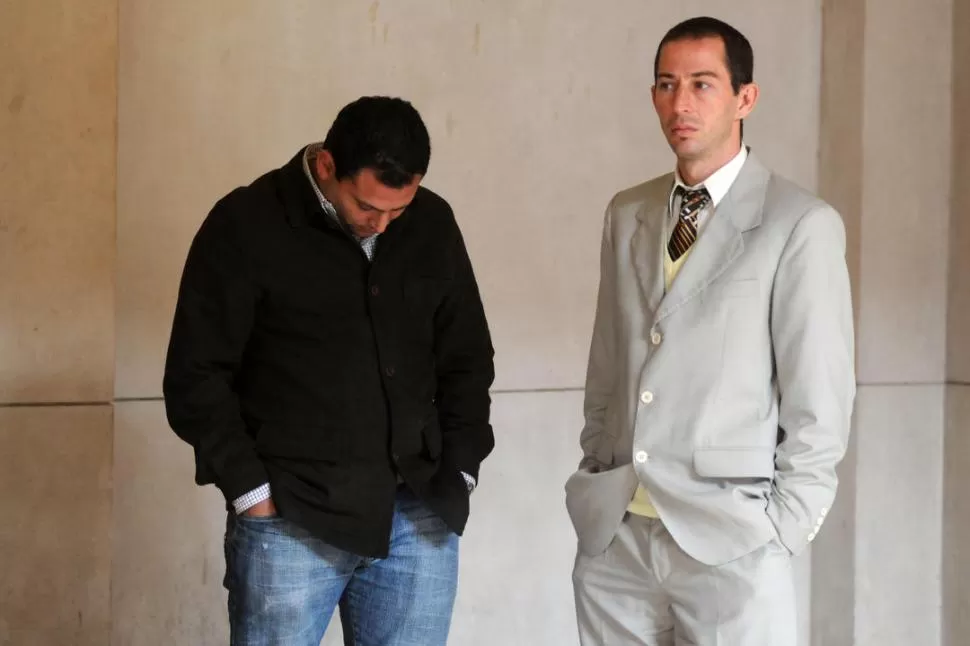 ACUSADO. Leal (de traje) pasó los primeros días de debate fuera de la sala. la gaceta / foto de Inés Quinteros Orio