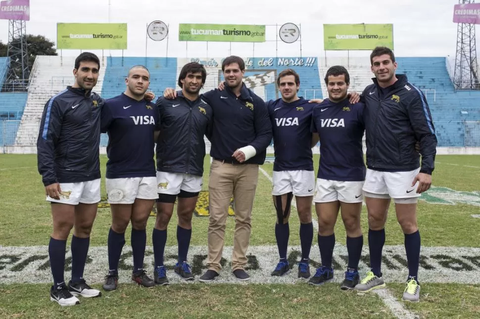 ESTAMOS TODOS. Aunque sufrió una lesión que lo dejó fuera de la ventana, Benjamín Macome se unió para la foto con sus comprovincianos: Ascárate, Noguera Paz, Orlando, Iglesias Valdez y Ahualli. PRENSA UAR