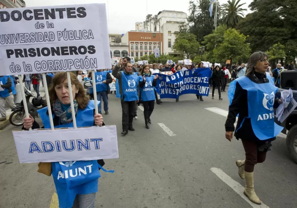 REHENES. Afiliados de Adiunt ironizaron sobre la falta de respuesta salarial. la gaceta / foto de jorge olmos sgrosso