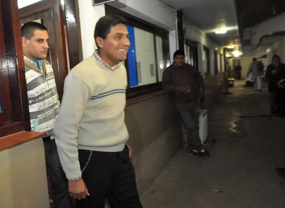 TORTURADOS. Vilte Laxi (detrás de Santos Vera) sale de prisión luego de la absolución. Él denunció los apremios que sufrió por parte de la Policía. foto de marcelo miller (especial para la gaceta)