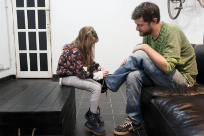 No saben hacer trenzas ni pensar en detalles, pero el amor que les dan a sus hijos es imparable