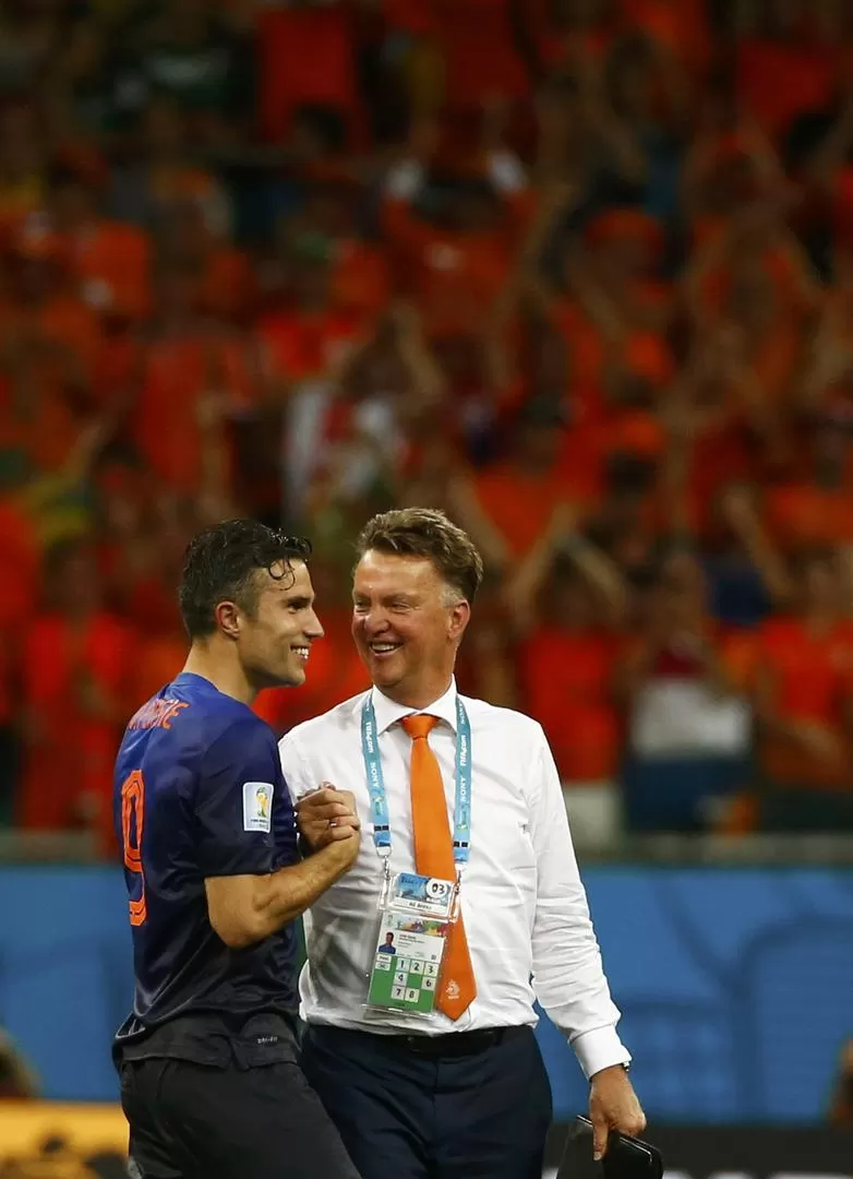 FELIZ. Louis Van Gaal, DT de Holanda. 