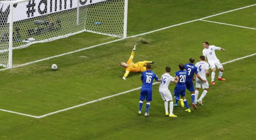 DESTINO DE GOL. El arquero inglés, Joe Hart, mira cómo lo supera el balón impactado por Claudio Marchisio. Esa acción derivó en el 1-0 parcial de Italia. 