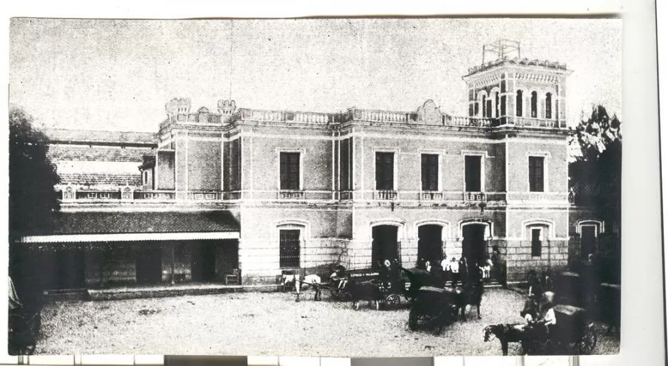 LOS BUENOS TIEMPOS. Durante muchos años, bullía la gente frente a un local que, hacia los años 1940, sería lamentablemente “modernizado” 