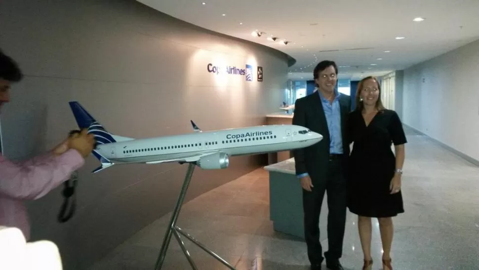 EN PANAMÁ. Mohan y Núñez posan en el hall de uno de los pisos del edificio que la aerolínea posee en Costa del Este, en el corazón del país. la gaceta / foto de indalecio sánchez