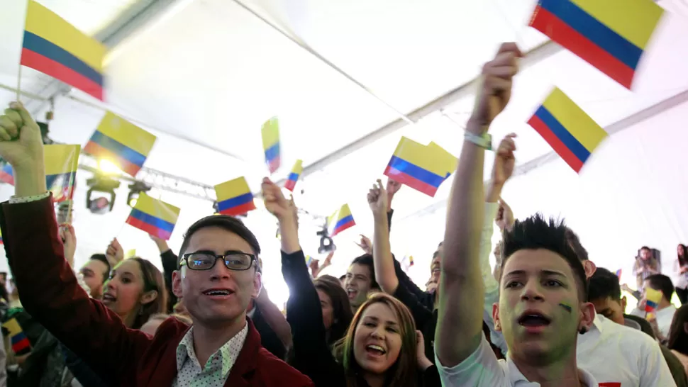 FESTEJOS. Simpatizantes de Santos celebran la victoria. REUTERS