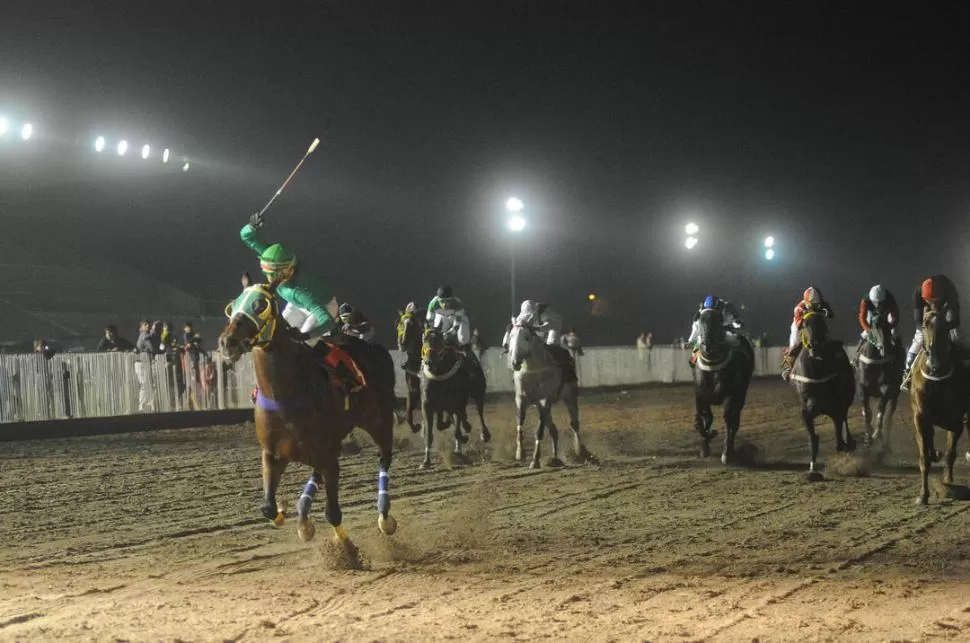 SE LUCIÓ. El aprendiz Luis Vai le brindó una excelente conducción a Royal Lodge en la competencia de 1.400 metros. 