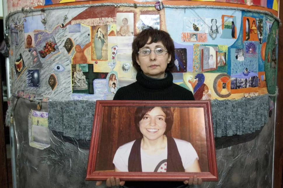 EN EL DORMITORIO DE MARÍA. Rut posa frente al mural que armó en memoria de su hija y sostiene en sus manos la última foto que le tomaron. la gaceta / foto de inés quintero orio