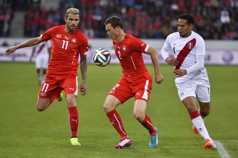 UN TRACTOR. Lichtsteiner sabe explotar su velocidad para pasar al ataque. televicentro.hn