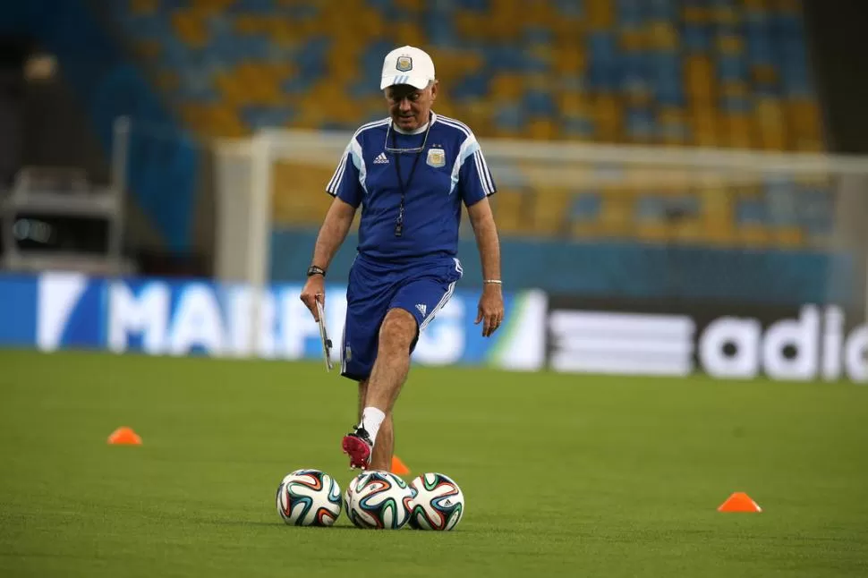 CAUTO. Sabella reconoció ayer      el campo del Maracaná. 