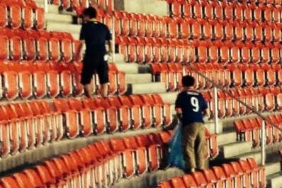 Luego de perder con Costa de Marfil, hinchas de Japón limpiaron el estadio