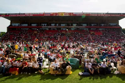 Alemanes llevaron el sofá a la cancha para ver el Mundial