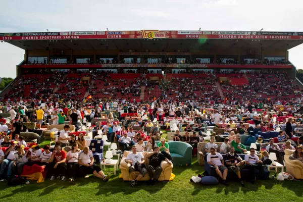 Alemanes llevaron el sofá a la cancha para ver el Mundial