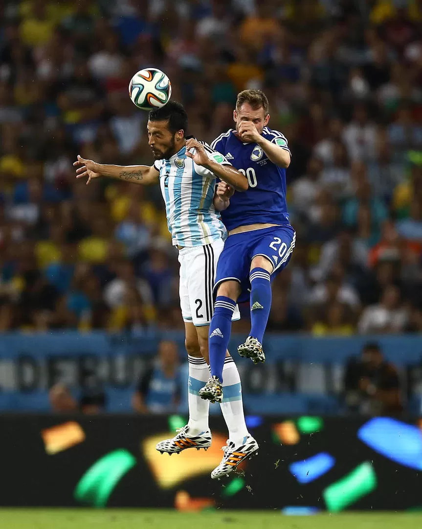 ARRIBA EN EL CIELO. Garay y Hajrovic intentan hacerse dueños del balón en plena batalla aérea en el imponente Maracaná. 