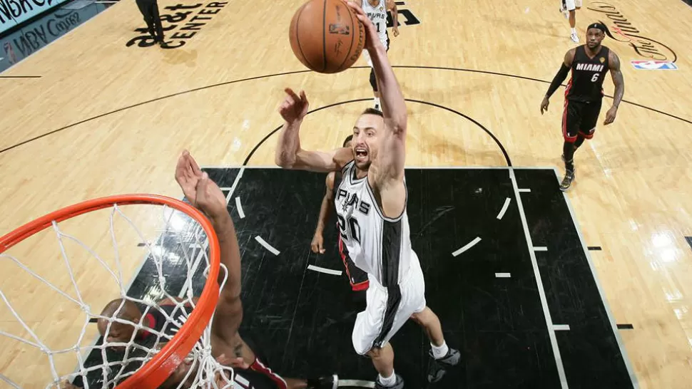 GUAPEZA. Manu demostró que a pesar de los años sigue siendo un jugador distinto a los demás. FOTO TOMADA DE FACEBOOK.COM/NBA