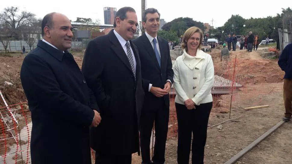 RECORRIDO. Manzur, Alperovich y Rojkés acompañaron a Randazzo en su paso por Tucumán. FOTO TOMADA DE TWITTER.COM/PRENSAINTERIOR