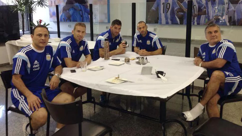 DISTENDIDOS. Mascherano, Andujar y Campagnaro se relajaron en el desayuno de hoy. FOTO TOMADA DE TWITTER.COM/MASCHERANO