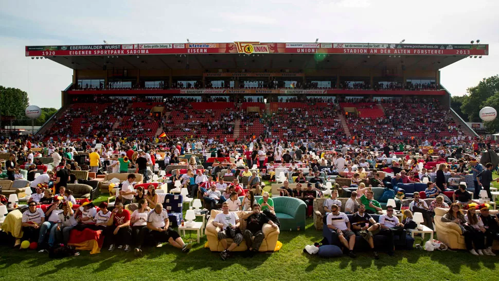 COMODISIMO. Los berlineses aprovechan del verano y se tiran al sol para ver la Copa del Mundo. REUTERS