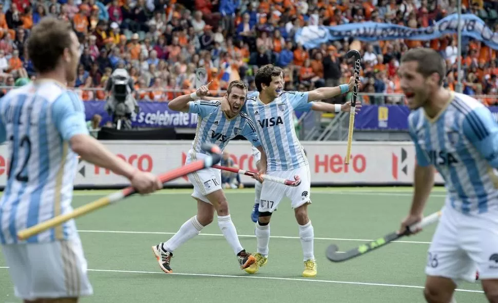 HISTÓRICO. Matías Paredes anotó los goles de Argentina y desató la celebración celeste y blanca en Holanda. 