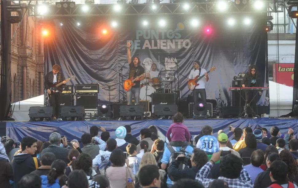 FUERZA EN EL ESCENARIO. Los recitales en vivo son la columna vertebral de “La mancha de Rolando”. la gaceta / FOTO DE ANTONIO FERRONI