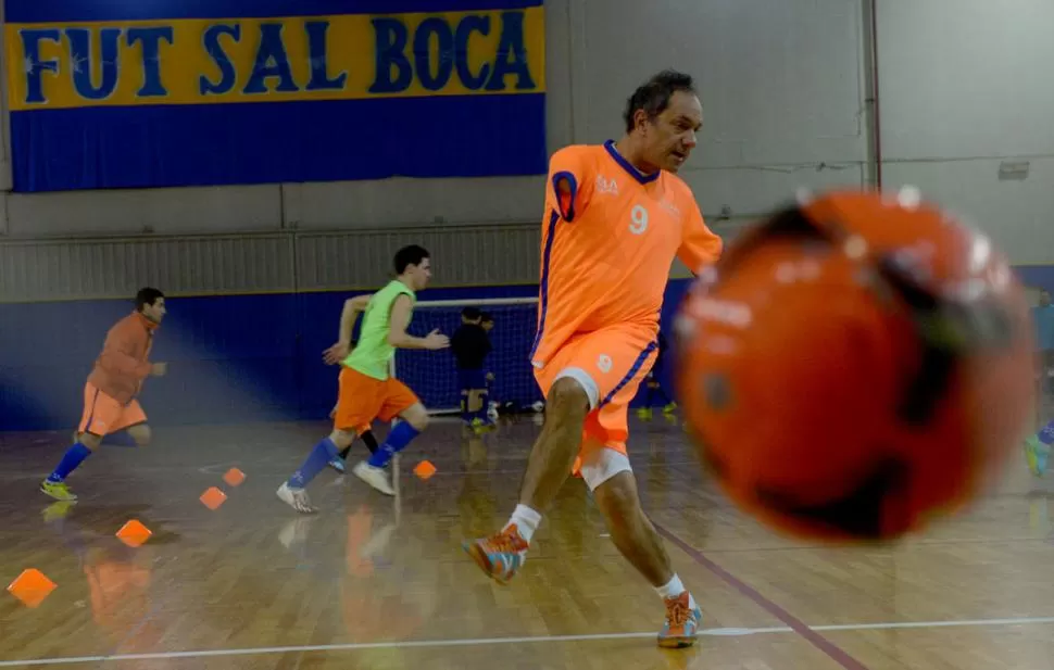 POLÍTICA Y DEPORTE. A pesar de las durísimas críticas que recibe, Scioli no abandona su pasión y juega fútbol de salón con su equipo La Ñata. dyn