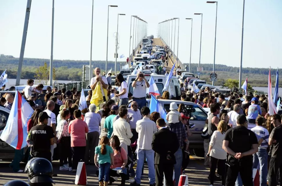 PASO LIMÍTROFE. El puente general San Martín es el centro de las protestas. telam (archivo)