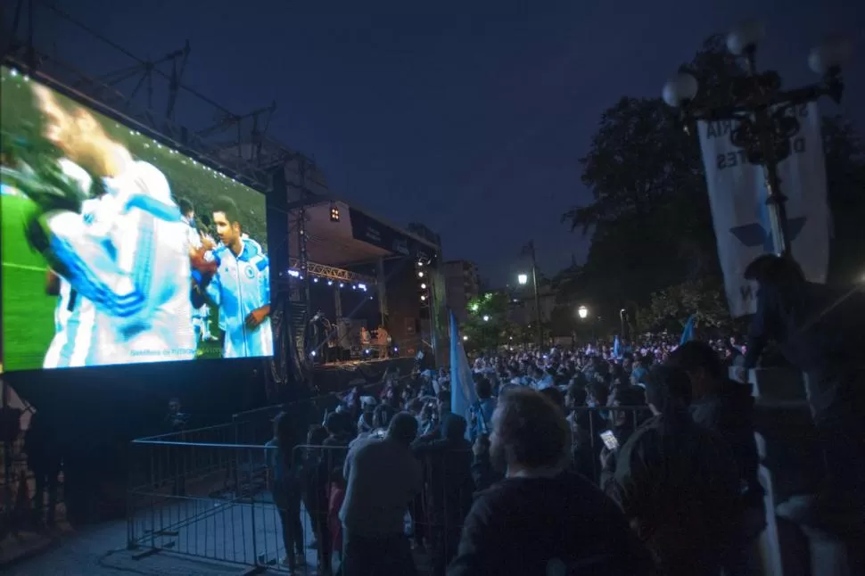 GRAN CONVOCATORIA. Los hinchas de la Selección llenaron una parte de la Plaza Independencia para disfrutar del 2-1; en Tucumán la Televisión Pública organizó uno de los “Puntos de Aliento” del Mundial.  