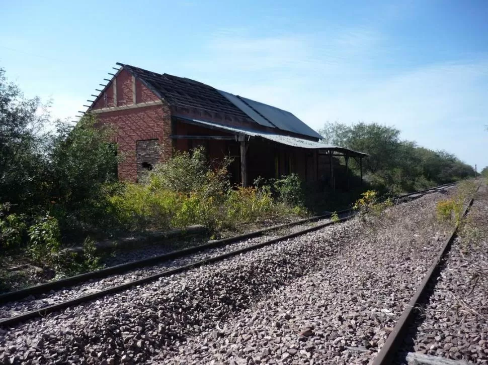 ABANDONADA. Urutaú, al NE de Santiago del Estero, fue la primera estación como jefe del ferroviario Britos, que pasó por varias paradas del NOA.  FOTOS gentileza familia britos / LA GACETA/ OSVALDO RIPOLL