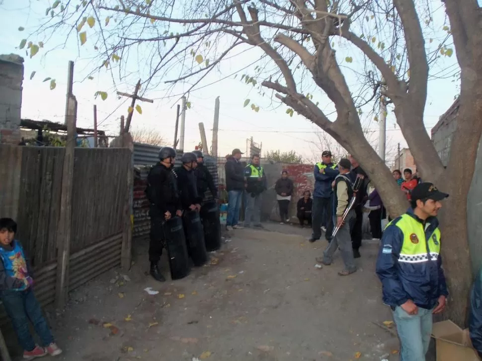 GRAN DESPLIEGUE. En los allanamientos participaron policías de varias dependencias para garantizar seguridad. gentileza digedrop