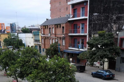 Saltó del naranjo a tiempo para evitar que lo atropellaran