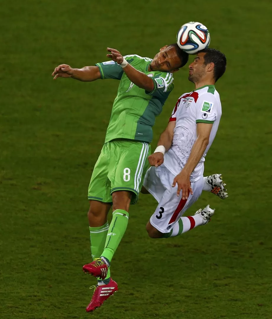 FEO, FEO. Odemwingie, de Nigeria, se anticipa en el aire a Haji Safi, de Irán, en un partido con poco brillo y cuidado del balón.  REUTERS