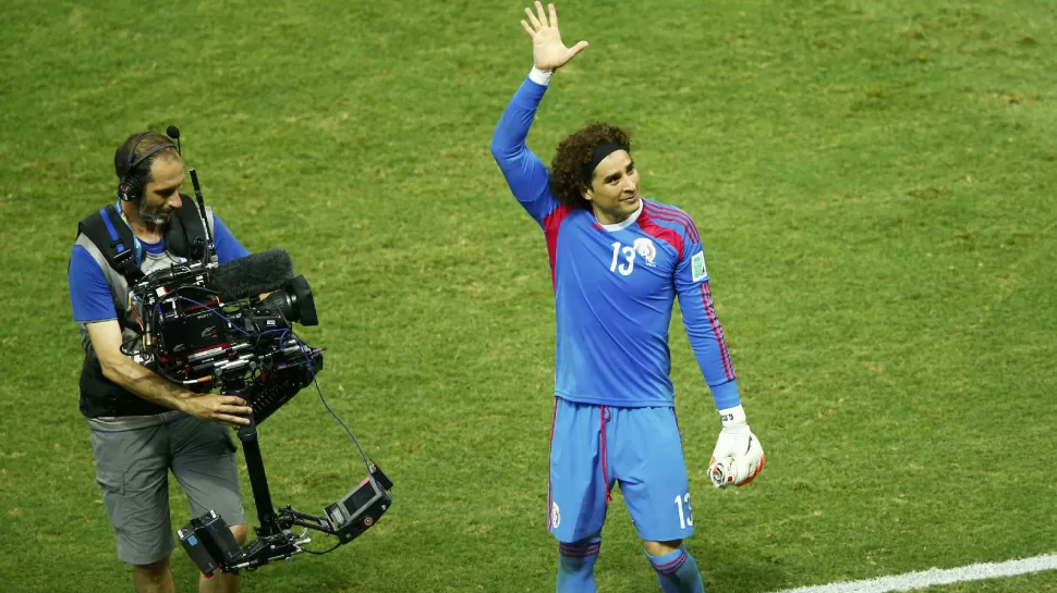 HEROE MEXICANO. Sacar el cero en una Copa del Mundo contra el anfitrión no es fácil, dijo el arquero Guillermo Ochoa, que realizó tres grandes intervenciones de mérito durante los 90 minutos jugados en Fortaleza. REUTERS