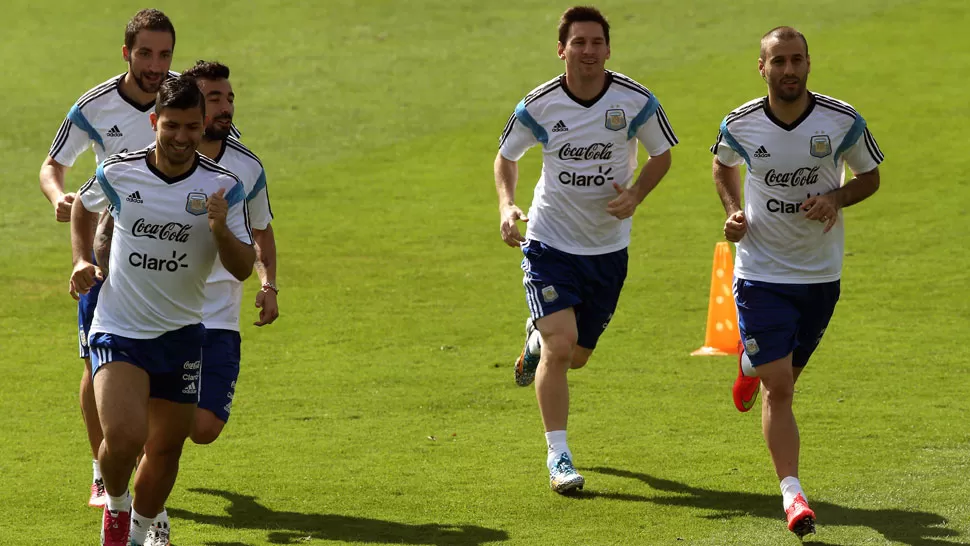 A PLENO. Los jugadores argentinos trabajan en Ciudade do Galo antes del partido del sábado. DYN