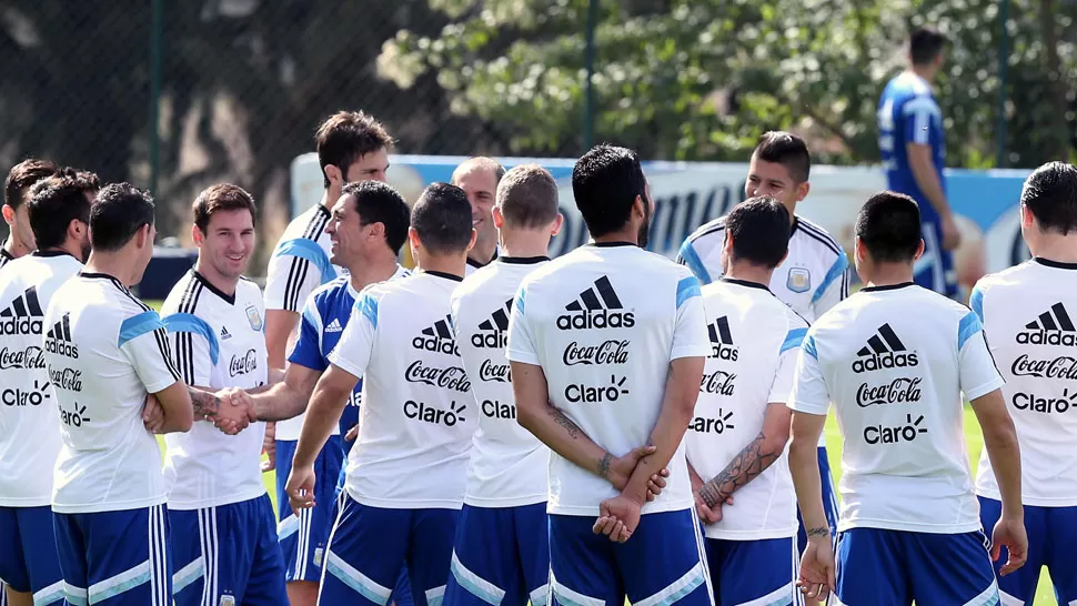 TODOS JUNTOS. Después del ensayo el equipo se encontró a un costado del campo de entrenamientos. DYN