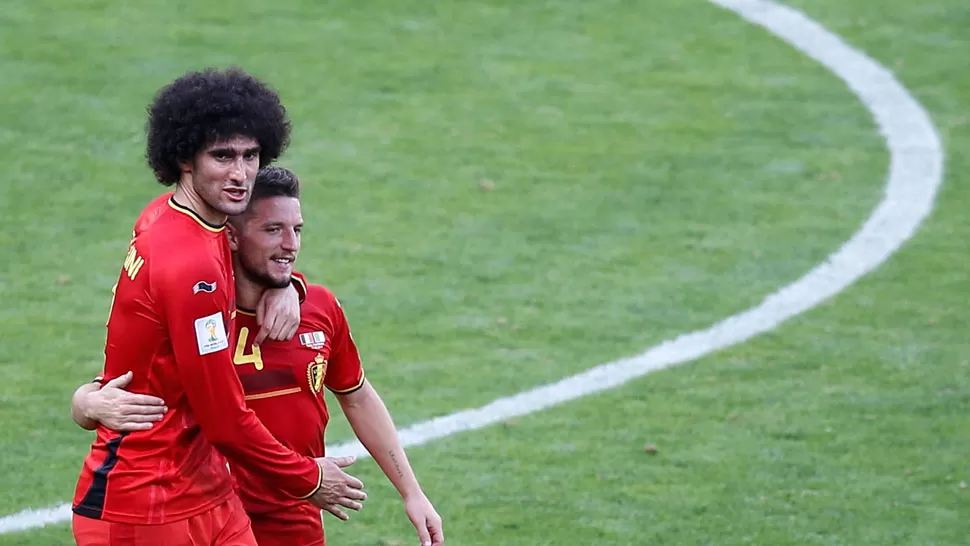 DESDE EL BANCO. Fellaini y Mertens ingresaron en el complemento y salvaron a su selección. REUTERS