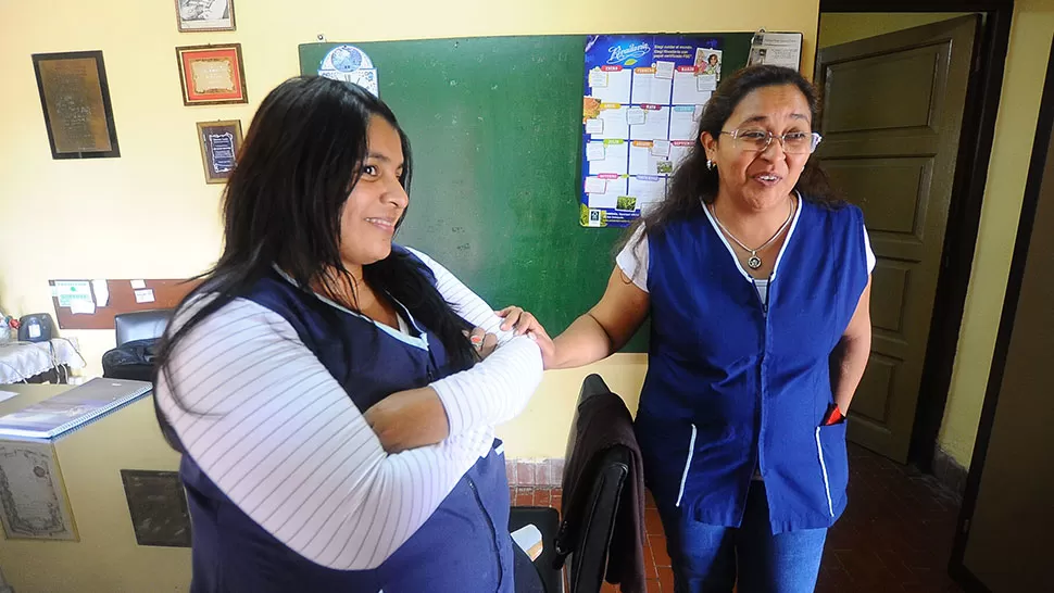 VIAJERAS. Cecilia Díaz y Marisa Núñez reflejan las historias de miles de personas que han encontrado su lugar de trabajo lejos del hogar. la gaceta / fotos de osvaldo ripoll 