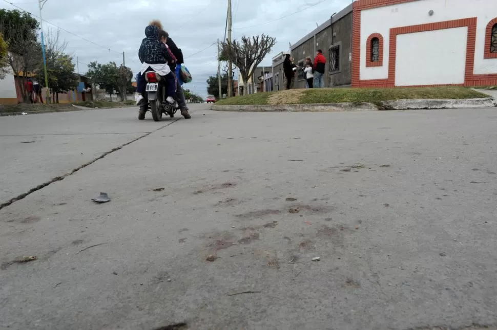SIN PREVENCIÓN. La mañana después del accidente, circulaban motociclistas sin casco por el lugar del hecho. 