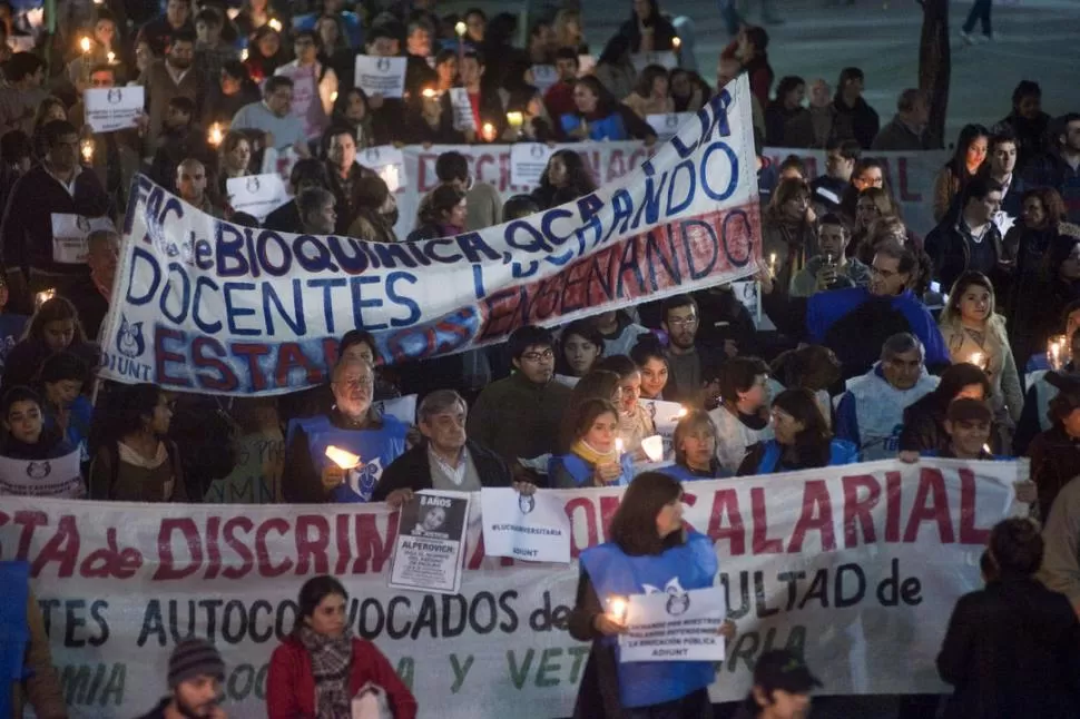 PROTESTA POR SUS INGRESOS. Frente a la plaza, docentes y estudiantes de la UNT reclamaron el básico de $ 8.000. la gaceta / foto de diego aráoz