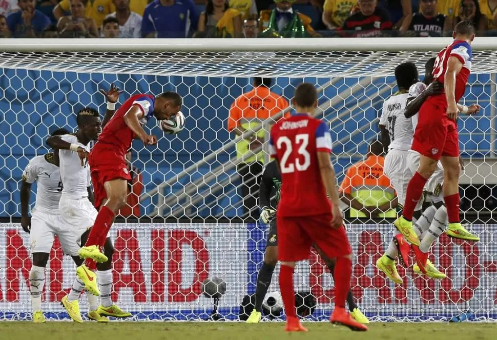 EL GOL DE LA VICTORIA. Anthony Brooks se anticipa a su rival y marca el 2 a 1. 