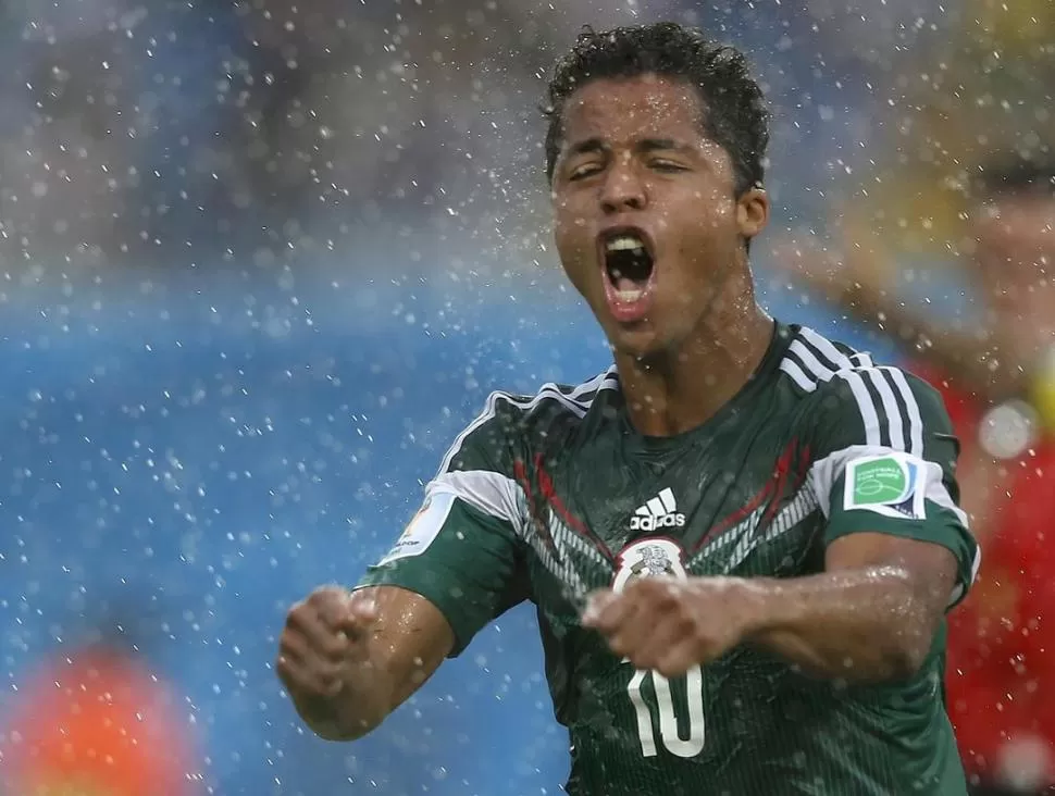 PREPARADO PARA BRILLAR. Giovani Dos Santos, mexicano de hijo brasileño, jugará un partido especial ante los locales. reuters