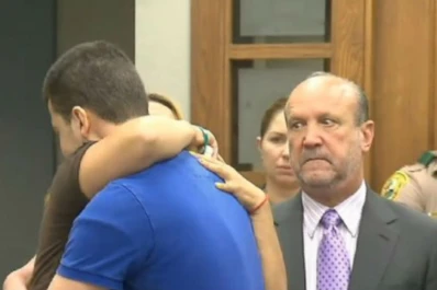 Madre conmueve al abrazar al asesino de su hija