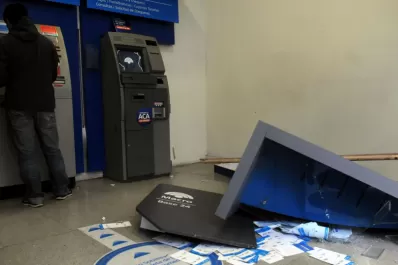 No pudo hacer un depósito y se hizo detener para que no lo robaran