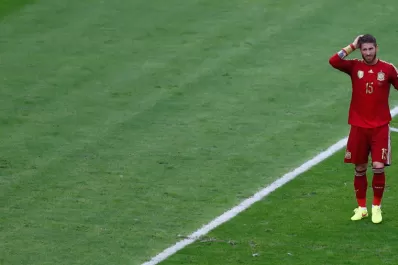 Mirá el planchazo de Sergio Ramos a Eduardo Vargas