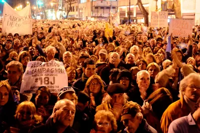Cientos de personas salieron a apoyar a Campagnoli en Plaza de Mayo
