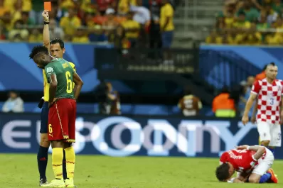 La infantil expulsión de Alexandre Song le costó caro a Camerún