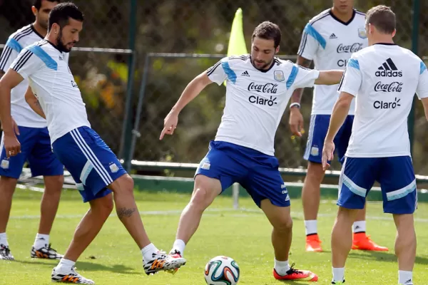La Selección hizo fútbol con Higuaín y Gago entre los titulares